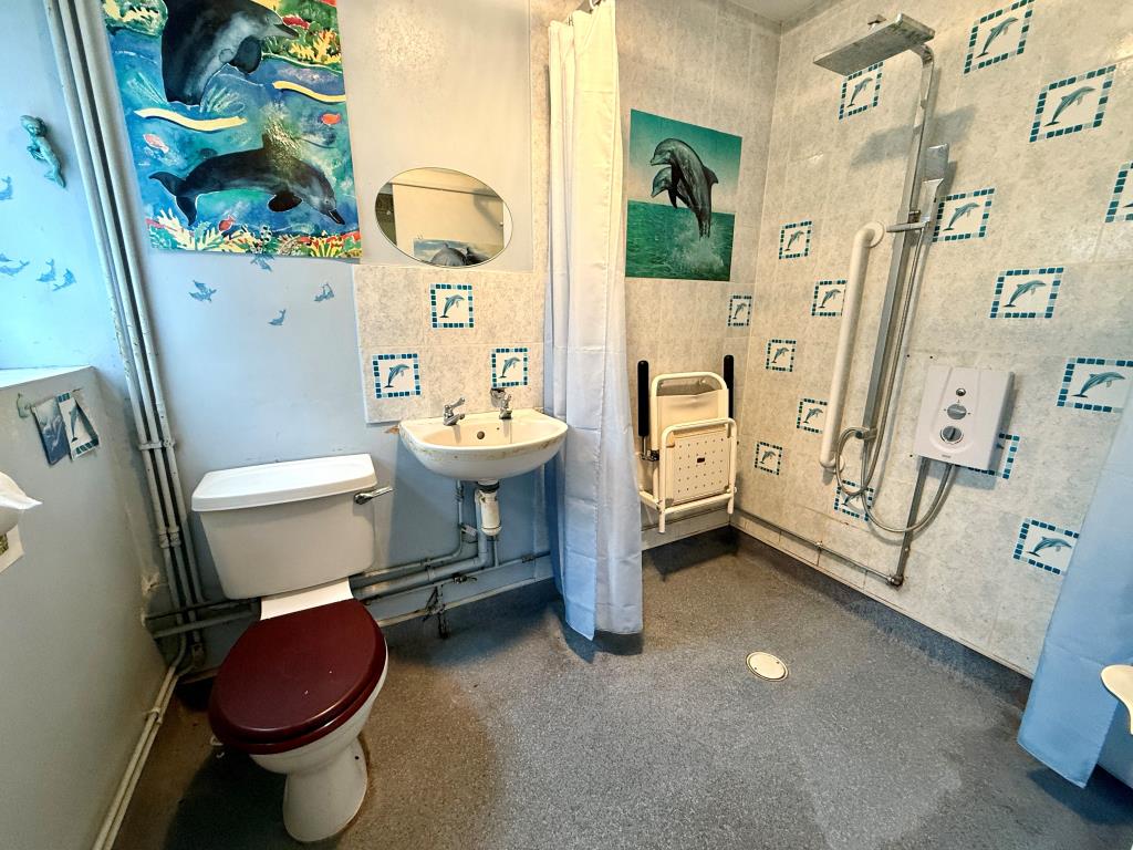 Lot: 132 - THREE-BEDROOM HOUSE FOR IMPROVEMENT - Wetroom